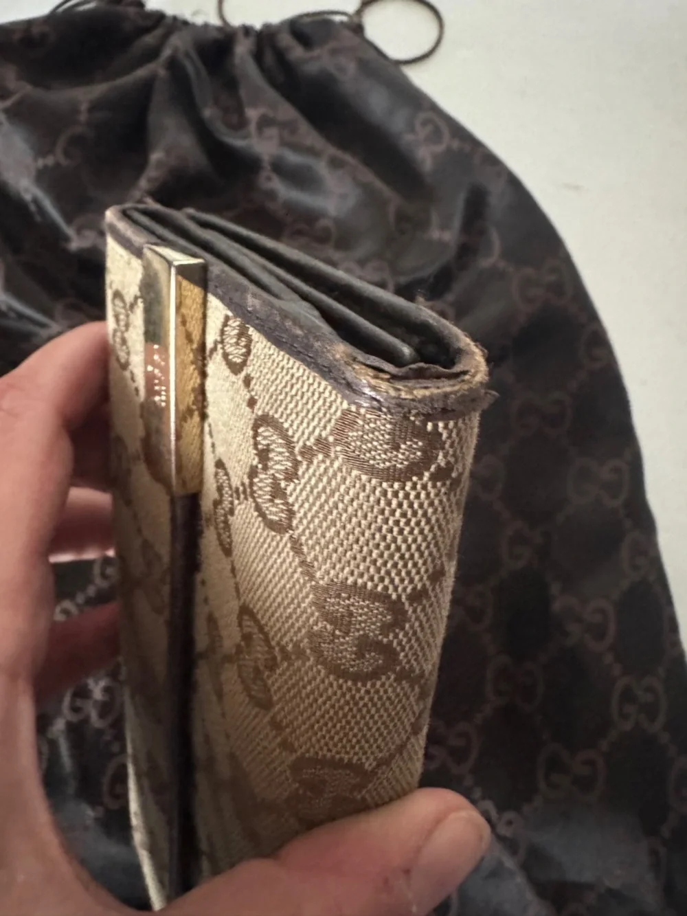 Authenticated GUCCI Brown and Beige Monogram Canvas Card Holder Hardware - Picture 4 of 16